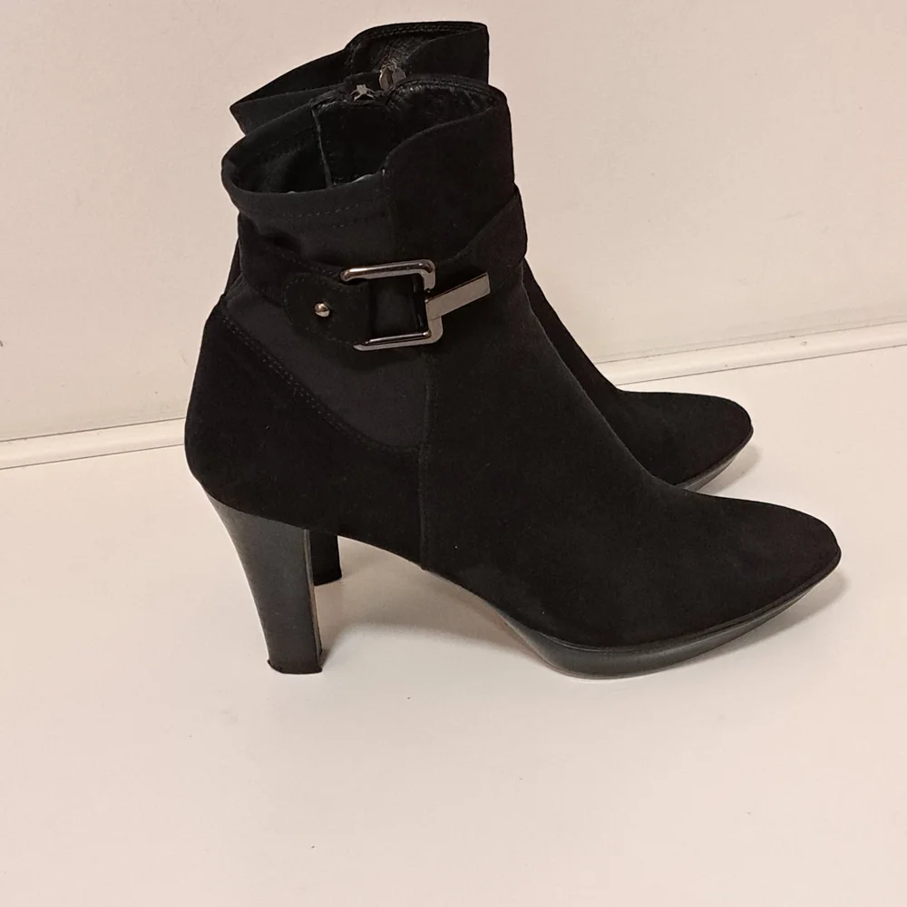 Aquatalia Dorotea Black Suede Waterproof Ankle Bootie Misses Size 8 - Picture 4 of 9